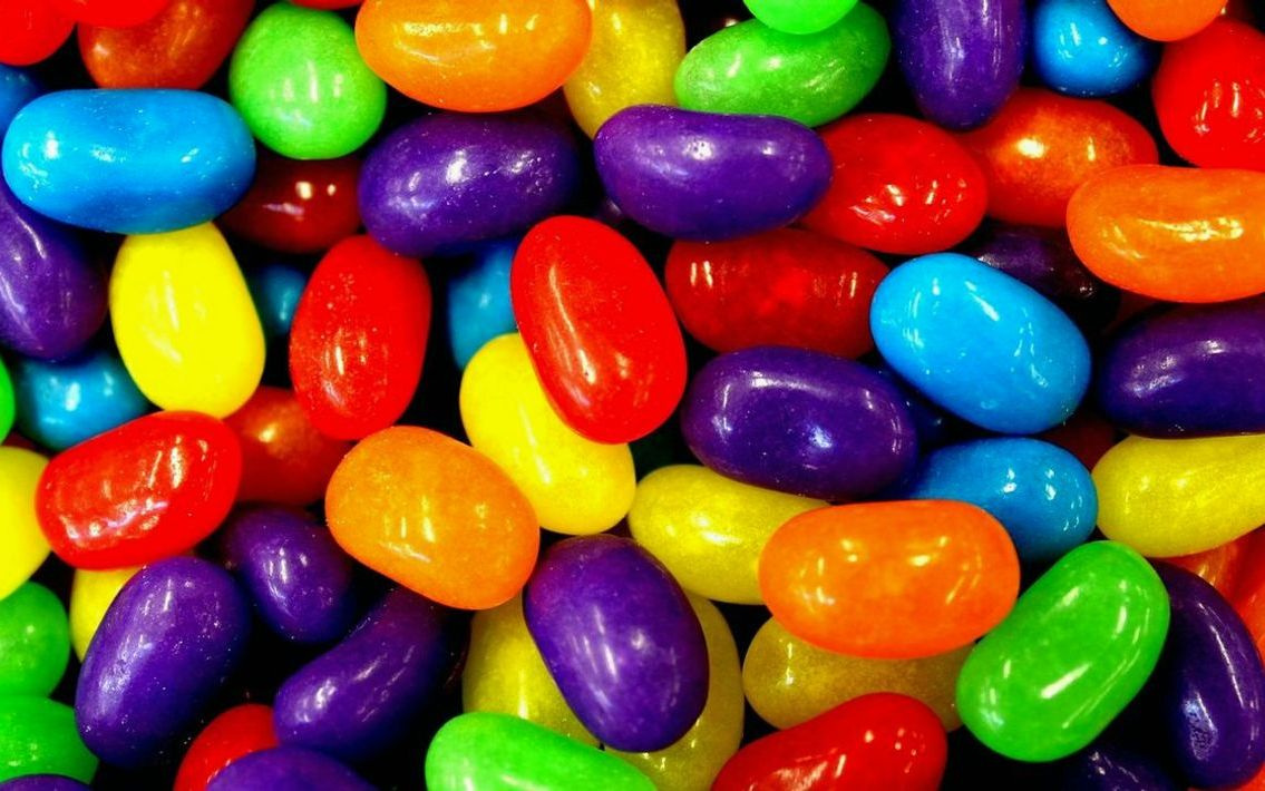 La tienda llena de caramelos y bombones en una esquina soleada