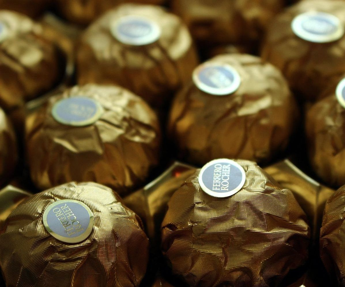 Vitrina de chocolates y bombones de chocolate recién elaborados